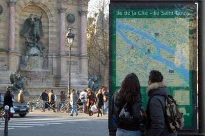 Orientierung an den Seine-Ufern - Wer einen eigenen Stadtplan vergessen hat, ist in Paris noch nicht verloren. (FOTO: DPA)