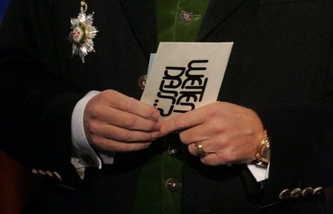 Moderator Thomas Gottschalk hält in der ZDF-Unterhaltungsshow «Wetten, dass..?» Notizkarten in den Händen. (FOTO: DAPD)