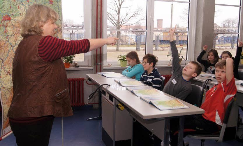 Viele Hände schnellen nach einer Frage in die Höhe.