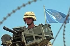 Symbolträchtig: Ein US-Soldat bewacht ein UN-Gebäude in Bagdad, auf dem die Flagge der Vereinten Nationen weht. (Foto: dpa)