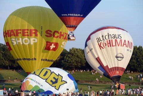 Teilnehmer der Balloon Fiesta an der Leipziger Festwiese.