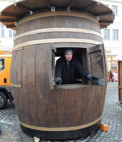 Gill in seinem Holzfass.