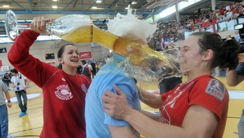 Die Bundesliga-Handballerinnen des Thüringer HC, Franziska Garcia-Almendaris(l) und Kerstin Wohlbold (r) feiern in Bad Langensalza mit ihrem Trainer Herbert Müller (M) den ersten deutschen Meistertitel ihrer Vereinsgeschichte. (FOTO: DPA)