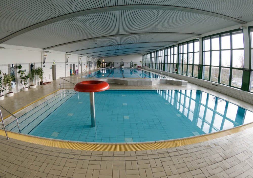 Sieht gut aus, hat aber Mängel: Das Wasserbecken der Schwimmhalle Merseburg ist undicht.