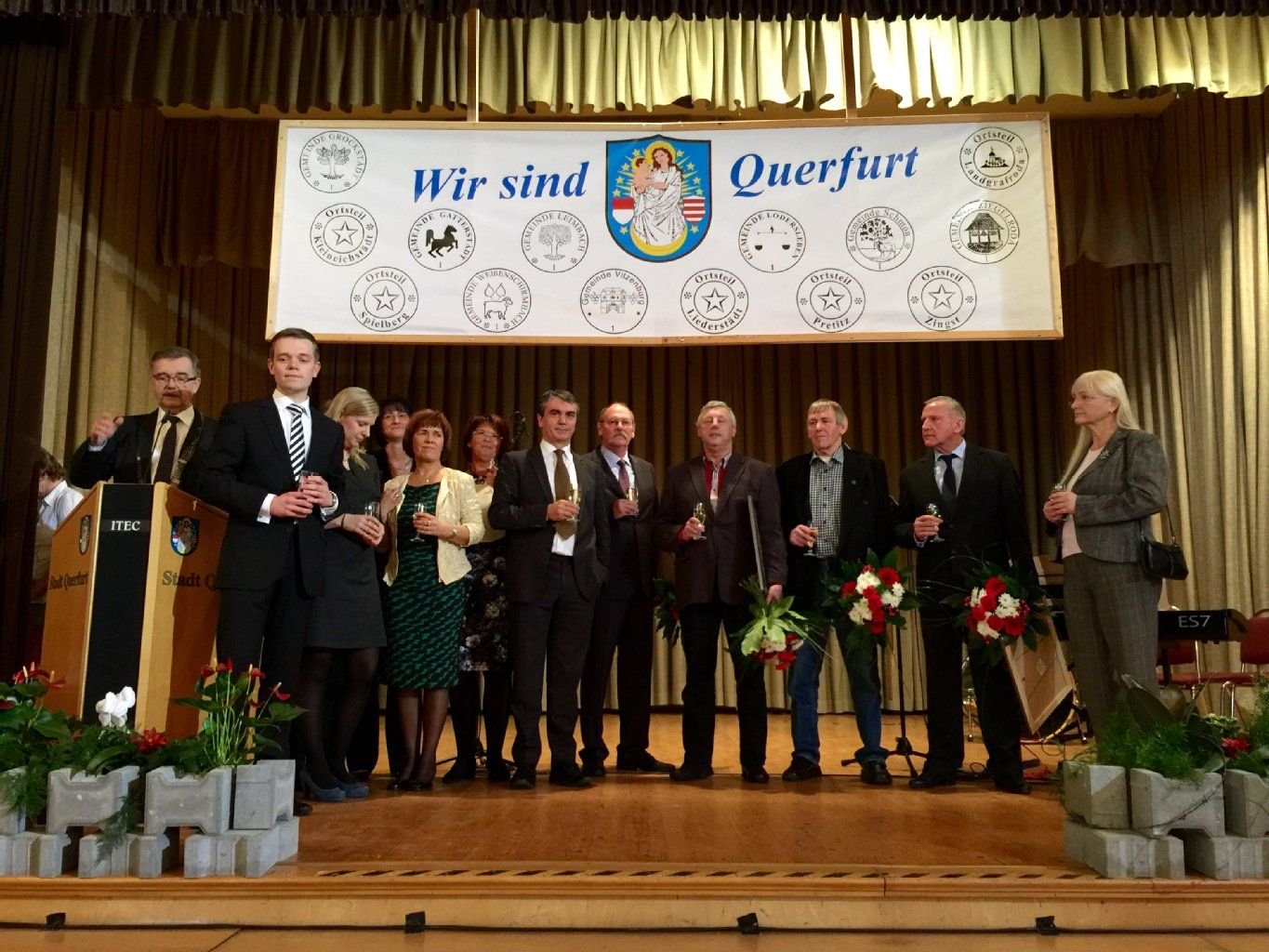 Für Peter Kunert (l. am Rednerpult), war es der letzte Neujahrsempfang als Bürgermeister der Stadt Querfurt.