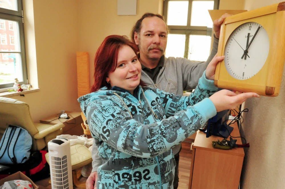 Einzug in die neue Wohnung: Katrin Böhme bekommt an der Weißenfelser Promenade 9 viel Unterstützung von ihrem Freund Uwe Bachmann.