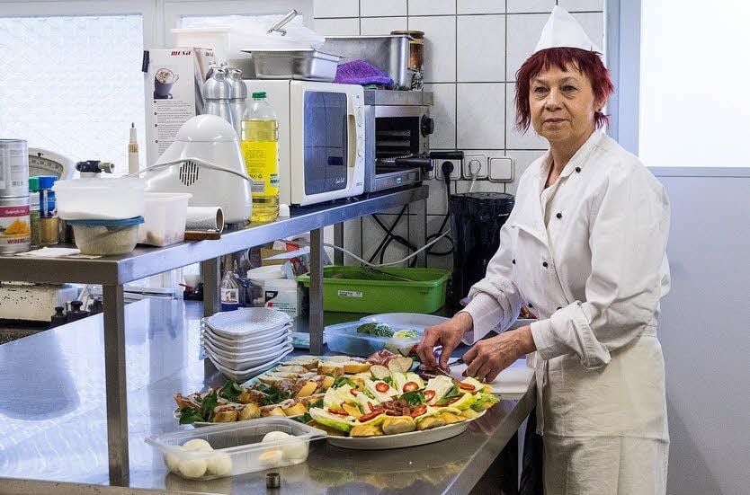 Birgit Holbe arbeitet in der Küche.