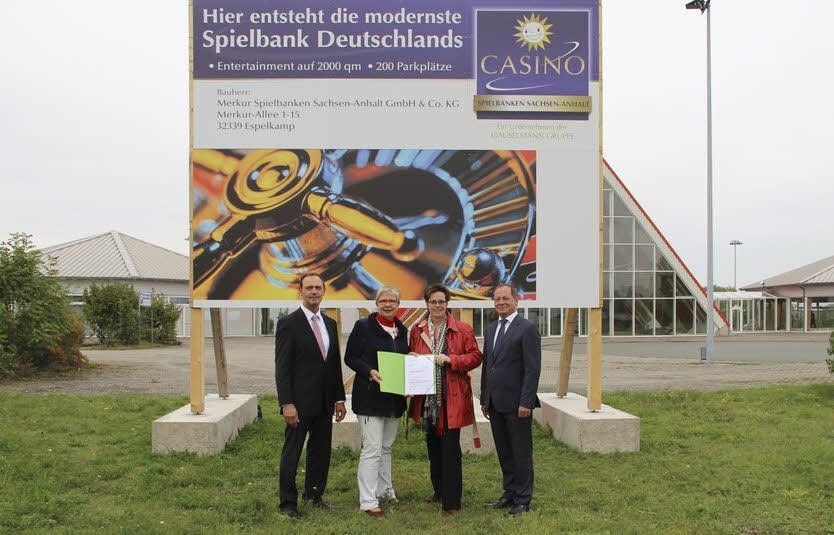 Leunas Bürgermeisterin Dietlind Hagenau (2.v.l.) überreichte Spielbankdirektorin Claudia Bieling (2.v.r.) im Beisein von Peter Laschkowsky (l.) und Reinhard Wehner (r., beide Spielbankführung der Merkur Spielbank Sachsen-Anhalt in Leuna-Günthersdorf) die Baugenehmigung.