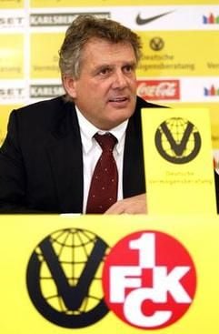 Der Vorstandsvorsitzende des 1. FC Kaiserslautern Rene C. Jäggi berichtet auf einer Pressekonferenz über den Ausgang der Sanierungkonferenz. (Foto: dpa)