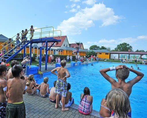 Im Volksbad in Roitzsch findet unter anderem ein Arschbombenwettbewerb statt.