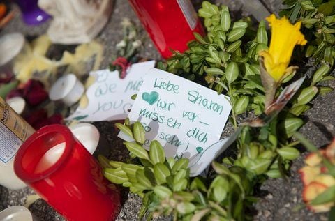Blumen und Kerzen sowie ein Zettel mit der Aufschrift «Liebe Sharon wir vermissen dich so sehr» sind vor dem Haus in Krailling zu sehen, in dem am 24.03.2011 zwei tote Mädchen gefunden wurden. (FOTO: DPA)