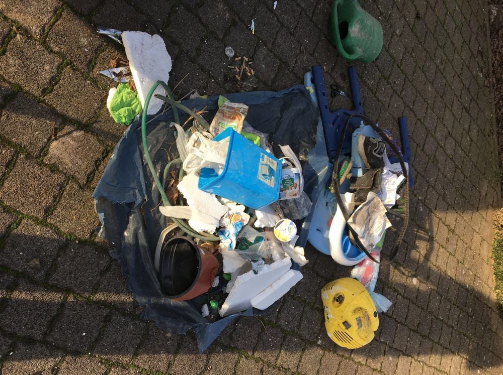 Diesen Müll fand Jäger Marco Krautheim vor Weihnachten an einer Kreisstraße bei Hohenmölsen.