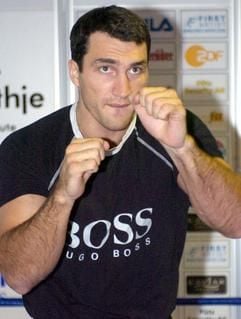 Der ehemalige Schwergewichtsweltmeister Wladimir Klitschko posiert am Mittwoch (17.12.2003) beim öffentlichen Training in Kiel vor seinem Boxkampf gegen Danell Nicholson (USA) für die Fotografen. Der Gewinner des Kampfes qualifiziert sich für einen Kampf um die WBA-Weltmeisterschaft. (Foto: dpa)