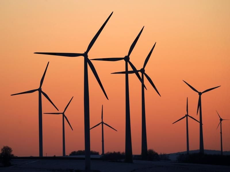 Windräder drehen sich im Licht der untergehenden Sonne. Foto: Uwe Zucchi/dpa