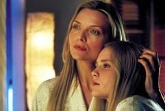 Das undatierte Szenenfoto zeigt die exzentrische Künstlerin Ingrid (Michele Pfeiffer) mit ihrer Tochter Astrid (Alison Lohman). Als Ingrid erfährt, dass ihr Lebensgefährte Barry sie verlassen will, dreht sie durch: Sie vergiftet ihren Geliebten mit einem tödlichen Oleander-Extrakt. Leidtragende dieser Tragödie ist Astrid, die nach der Inhaftierung ihrer Mutter von einer Pflegefamilie zur nächsten weiter gereicht wird. Erst bei der unglücklich verheirateten Claire findet sie die Kraft und Reife, sich aus dem Schatten der Mutter zu befreien. (Foto: dpa)