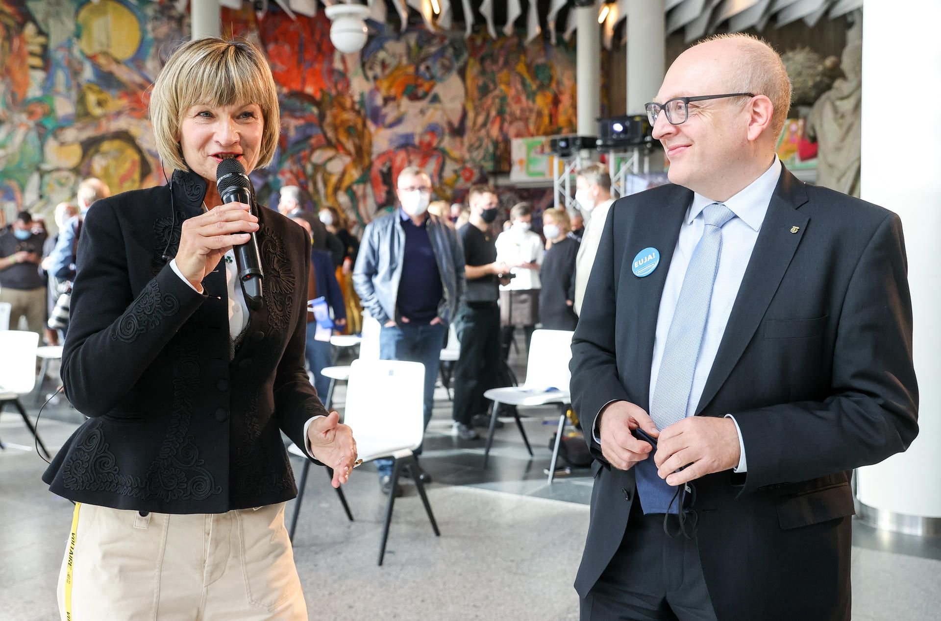 Barbara Ludwig, Oberbürgermeisterin von Chemnitz, und ihr Nachfolger Sven Schulze (beide SPD) stehen nach der Bekanntgabe der europäischen Kulturhauptstadt in der Stadthalle.