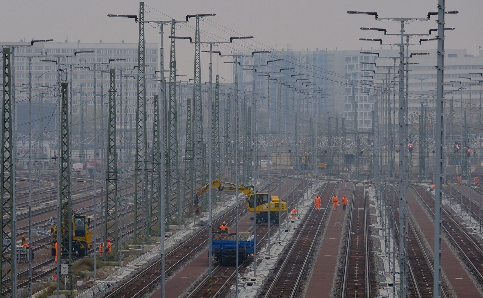 Die neue Zugbindungsanlage in Halle ist ein Gewirr aus Gleisen und Masten. Und nun kommt noch eine Lichtshow hinzu.