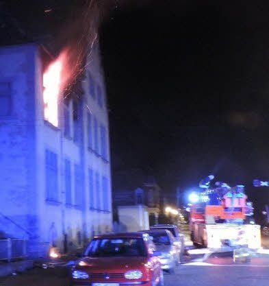 Meterhoch schlagen die Flammen aus dem Fenster.