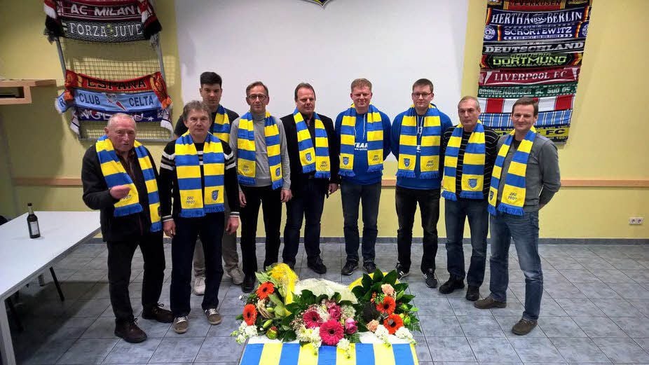 Vorsitzender Michael Rehschuh (5. v.l.) inmitten des neu gewählten Vorstandes des Kreisoberligisten Zörbiger FC.