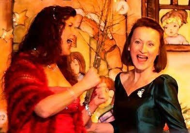 Annelie Leuthäuser und Johanna Beimler (v.l.) singen.