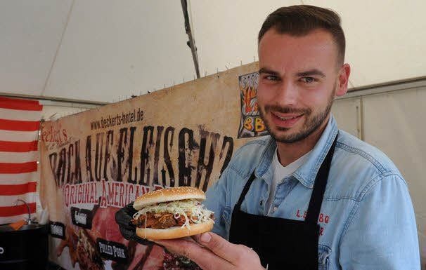 Sven Krämer mit Deckert’s „Pulled Pork Burger“.