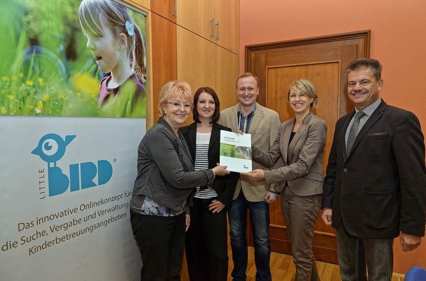 Freuen sich über die offizielle Inbetriebnahme von Little Bird: Heike Förster, Kristina Sander, Christian Wittge, Anke Odrig und Gerd Raschpichler (v.l.). Die Bedienung ist über verschiedene Suchfilter möglich.