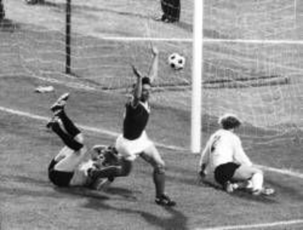 Jürgen Sparwasser schießt die DDR bei der WM 1974 in Führung. (Foto: dpa)