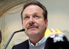 Verdi-Vorsitzender Frank Bsirske lehnt am Donnerstag in Friedrichshafen den zuvor vorgelegten Schlichterspruch im Tarifkonflikt des öffentlichen Dienstes ab. (Foto: dpa)