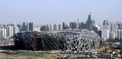 Übersicht der Baustelle des Olympiastadions, genannt «Vogelnest», aufgenommen vor der Skyline von Peking in China. (Foto: dpa)