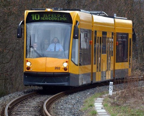 Eine Niederflur-Straßenbahn mit Diesel-Hybridantrieb ist in Nordhausen (Thüringen) unterwegs. (ARCHIVFOTO: DPA)