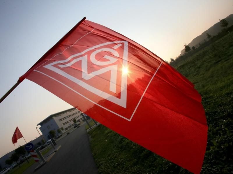Eine Fahne der IG Metall. Foto: Bernd Wüstneck/Archiv