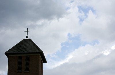 Die Evangelische Kirche in Mitteldeutschland hat einen Pfarrer vom Dienst ausgeschlossen. (FOTO: DPA)
