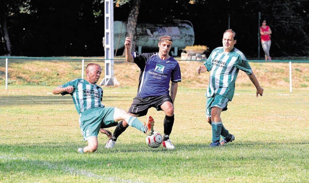 Der Zeitzer Mittelfeld-Spieler Daniel Görg (Mitte) wird von dem Döschwitzer John Möller per Tackling attackiert.Matz