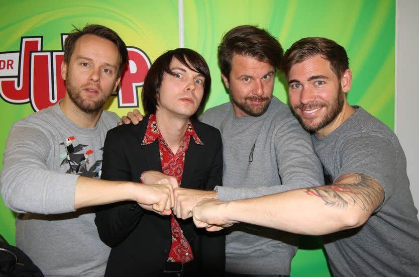 Die Revolverhelden Kris (l.) und Niels (r.) mit Moderator Tino Rockenberg (2.v.r.) und Musikredakteur Felix Heklau
