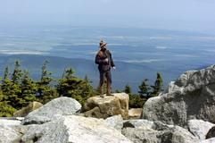 Der Ranger Henning Möller steht auf einem Felsmassiv im Nationalpark Hochharz. Auf einer Fläche von 8.900 Hektar zwischen Schierke und Ilsenburg mitten im dichtbesiedelten Deutschland erstreckt sich die urwüchsige Landschaft des Nationalparks Hochharz (Sachsen-Anhalt). Das Brockenmassiv mit dem 1.142 Meter hohen Brocken ist Kernstück des Nationalparkes. Der 15.800 Hektar große Nationalpark Harz (Niedersachsen) schließt an den Nationalpark Hochharz an. (Foto: dpa)