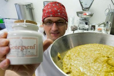 Jörg Hündorf posiert in seiner Senfmühle in Halle an der Saale mit einem Töpfchen «Georgsenf». (FOTO: DDP)