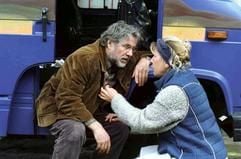 Heinrich Lutter (Götz George) sitzt im neuen Kinofilm "Gott ist tot" an seinem Wohnmobil und wird von Gisela (Barbara-Magdalena Ahren) getröstet (Szenenfoto). Als Arbeitsloser lebt er mit seinen Söhnen, dem vorbestraften Mike und dem behinderten Günni, in einem Kölner Arbeiterviertel. Heinrichs einziger Lichtblick ist sein selbst gebasteltes Wohnmobil, mit dem er einmal nach Italien fahren möchte. Als das Sozialamt den Wohnwagen beschlagnahmt, verliert Heinrich nicht nur seinen Traum, sondern auch Perspektiven und so scheint der soziale Abstieg unaufhaltsam. (Foto: dpa)