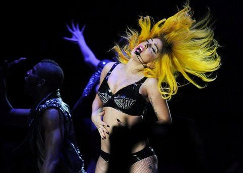 Lady Gaga ist die Königin des Pop 2010: Die US-Sängerin triumphierte am Sonntagabend mit drei Auszeichnungen bei der Verleihung der Musikpreise von MTV Europa. (FOTO: DPA)