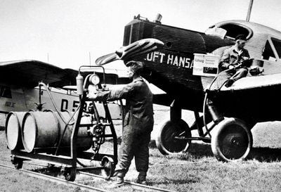 Eine Junkers F-13 der Lufthansa wird betankt (Foto aus dem Jahr 1926). (FOTO: DDP)