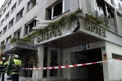 Feuerwehrleute stehen am Montag (03.11.03) vor dem Hotel Bristol in der Petterkofer Strasse in München. Im Speisesaal des Hotels ist am Morgen ein Brand ausgebrochen. (Foto: ddp)