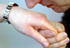 Der Handkuss war einmal: Gutes Benehmen hat aber nicht an Bedeutung verloren. (Foto: dpa)