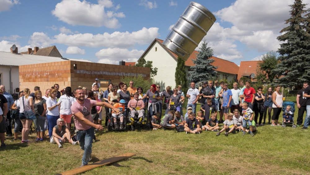 Beim Fassweitwurf schaffte Erik Gomm mit kräftiger Unterstützung zahlreicher Zuschauer immerhin sechs Meter.