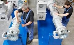 Die Mitarbeiter Frank Schliephache (l.) und Max Juwien - er ist Azubi - arbeiten in der Rubicon Gummitechnik und Maschienbau GmbH in Halle (Saale) an einem Extruder. (Foto: dpa)