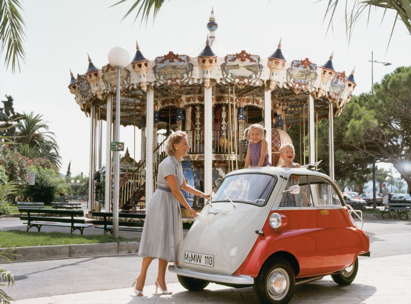 Die Isetta von BMW erhielt wegen der nahezu ballförmigen Karosserie gleich zwei Beinamen: rollendes Ei und Knutschkugel.