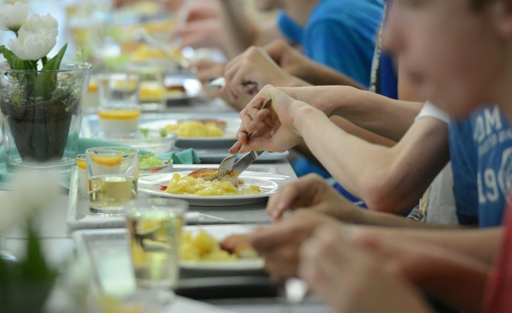 Mittagessen in Schulen: 2.500 bis 3.000 Kinder werden von der Volksküche versorgt.