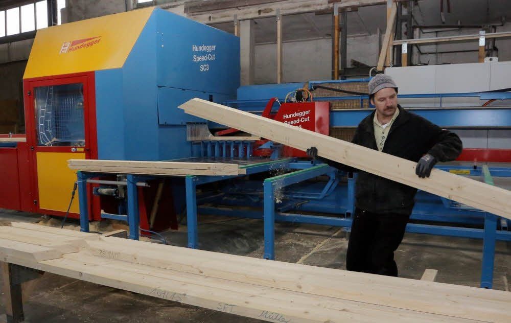 Hagen Harrer ist einer der Männer, die die neue Sägeanlage bei Holzbau Schröder in Annaburg bedienen.