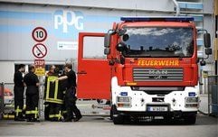 Einsatzkräfte der Feuerwehr stehen in Wuppertal mit einem Einsatzfahrzeug vor einem Chemieunternehmen. (Foto: ddp)