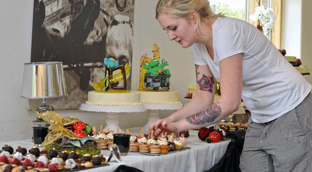 Julia Wiltner von der Bäckerei Meiling richtet ihre Schaustücke an. Nun kann die Prüfungskommission werten.