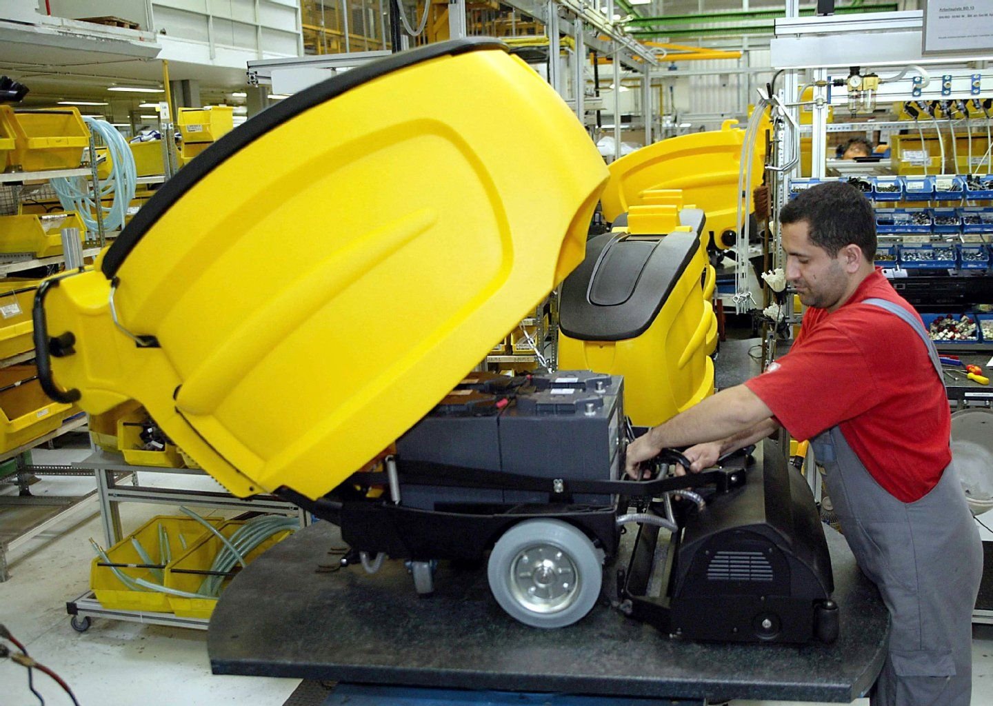 Ein Mitarbeiter von Kärcher montiert im Werk in Winnenden eine Scheuersauger-Reinigungsmaschine.