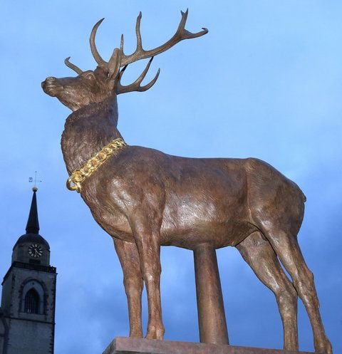 Die Bronzestatue «Hirsch» auf dem Alten Markt in Magdeburg unmittelbar nach ihrer Enthüllung. (FOTO: DPA)